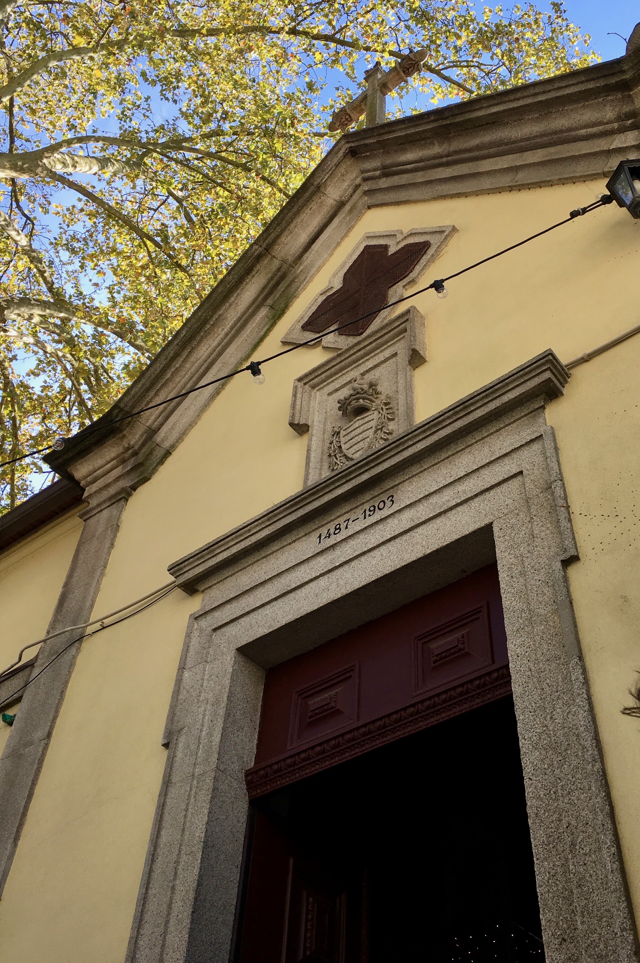 The chapel facade of Capela Incomum