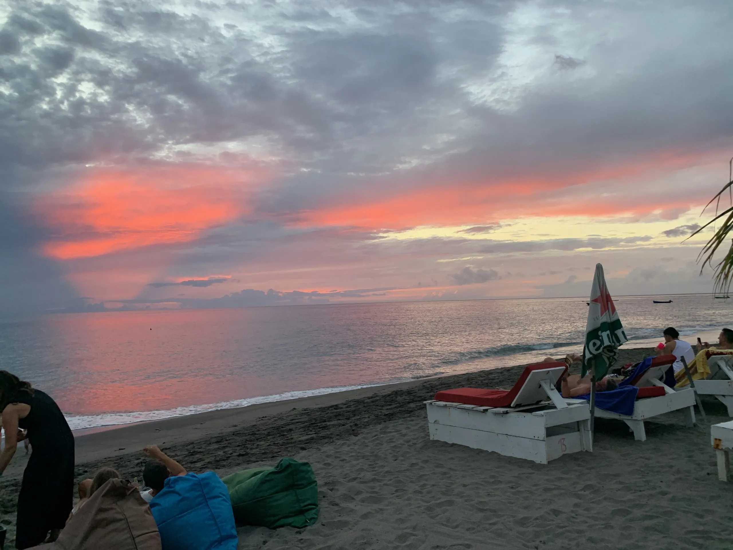 A stunning pink and blue sunset over the ocean in Le Carbet