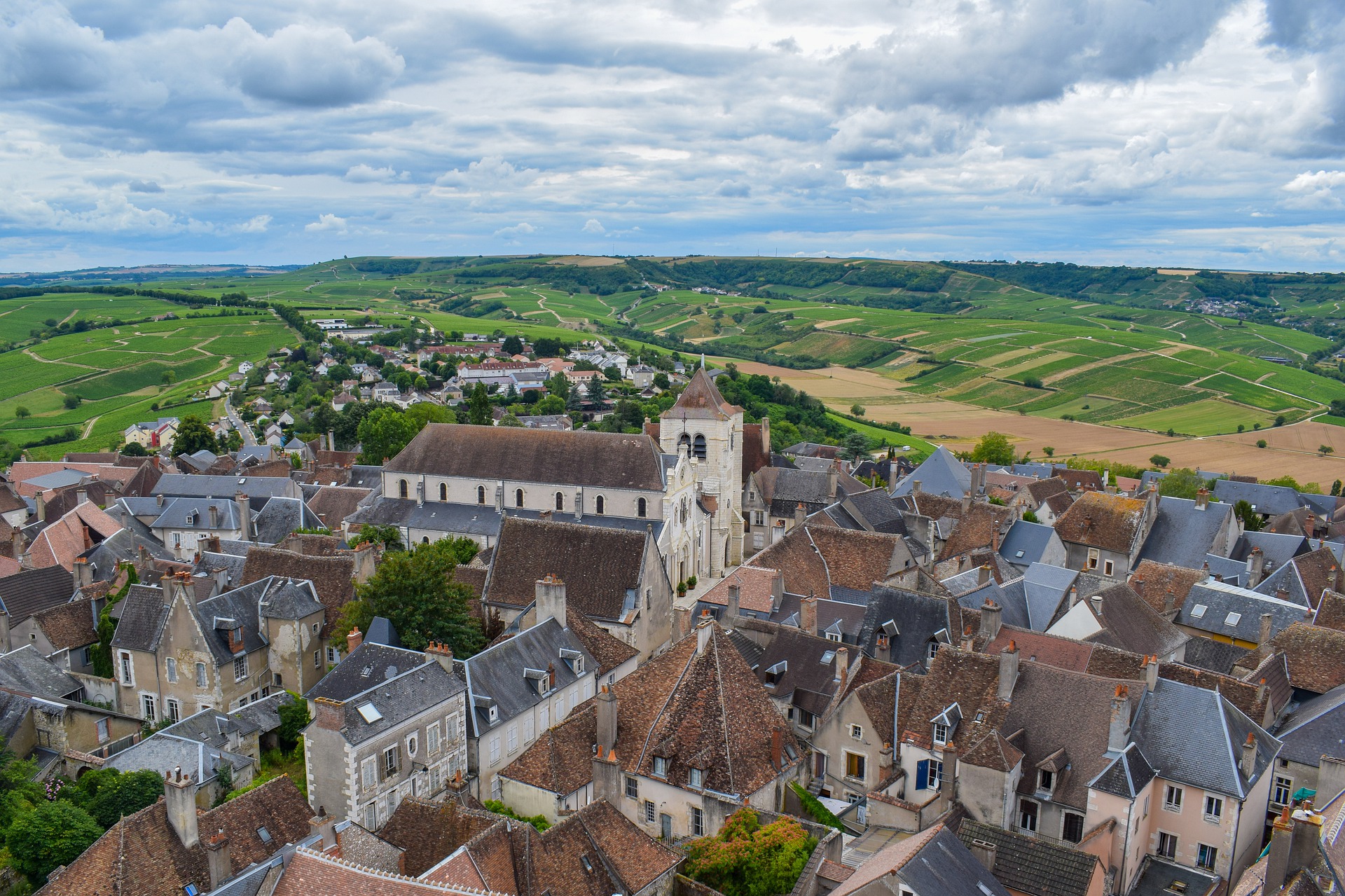 An aerial view of the town of Sancerre and the surrounding vineyards 